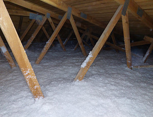 Zateplení bytového domu pomocí foukané izolace